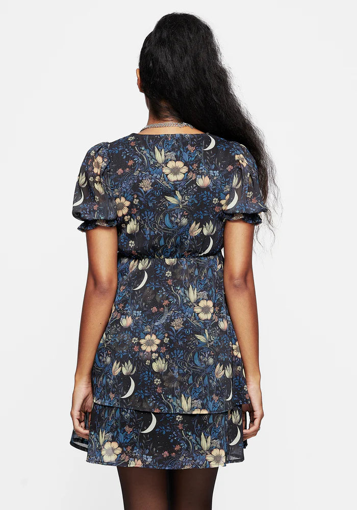 Vista trasera del vestido mini floral Primrose de Disturbia.