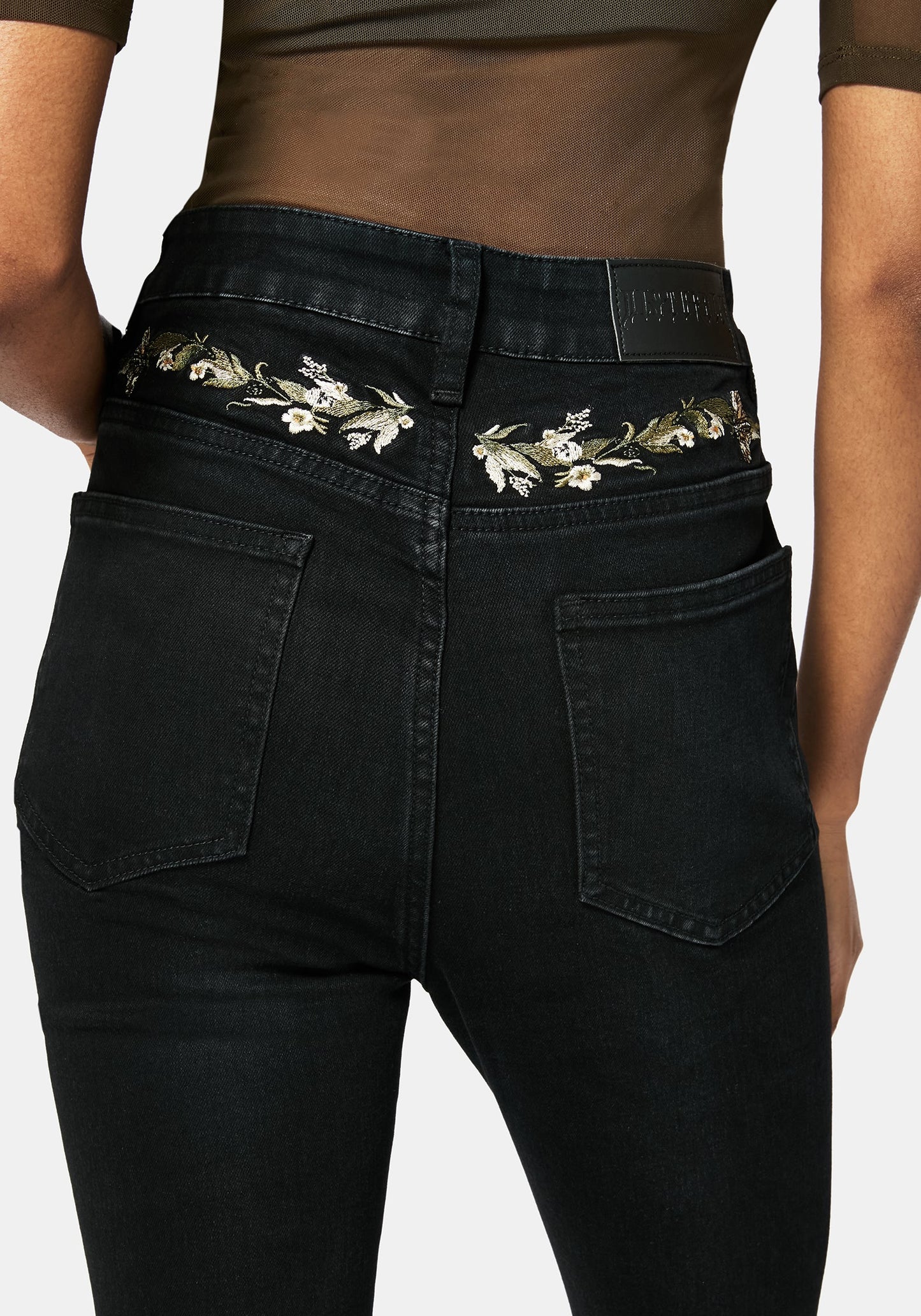 Detalle traseros de los bordados de lunas y flores de los Abundance Embroidered Denim Skinny Jean de Disturbia