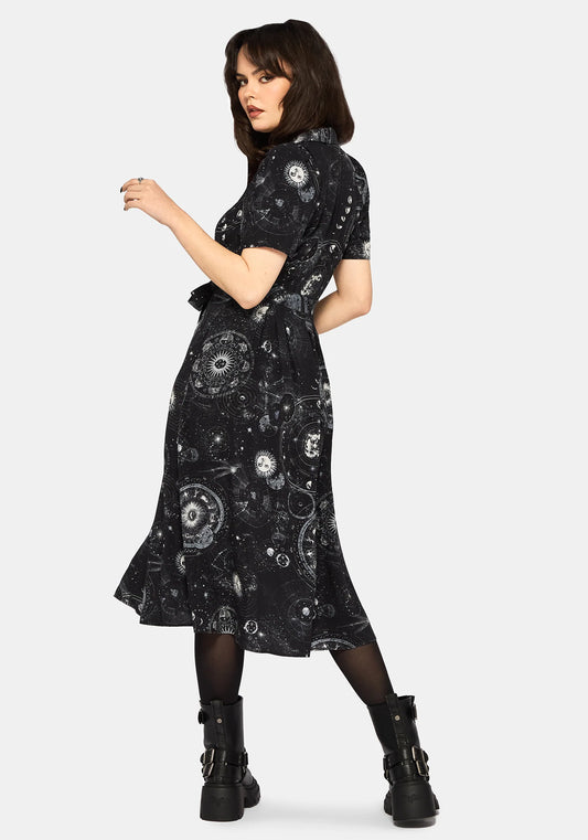Vista trasera Elise Celestial Print Puff Sleeve Midaxi Shirt Dress negro con estampado celestial de Disturbia
