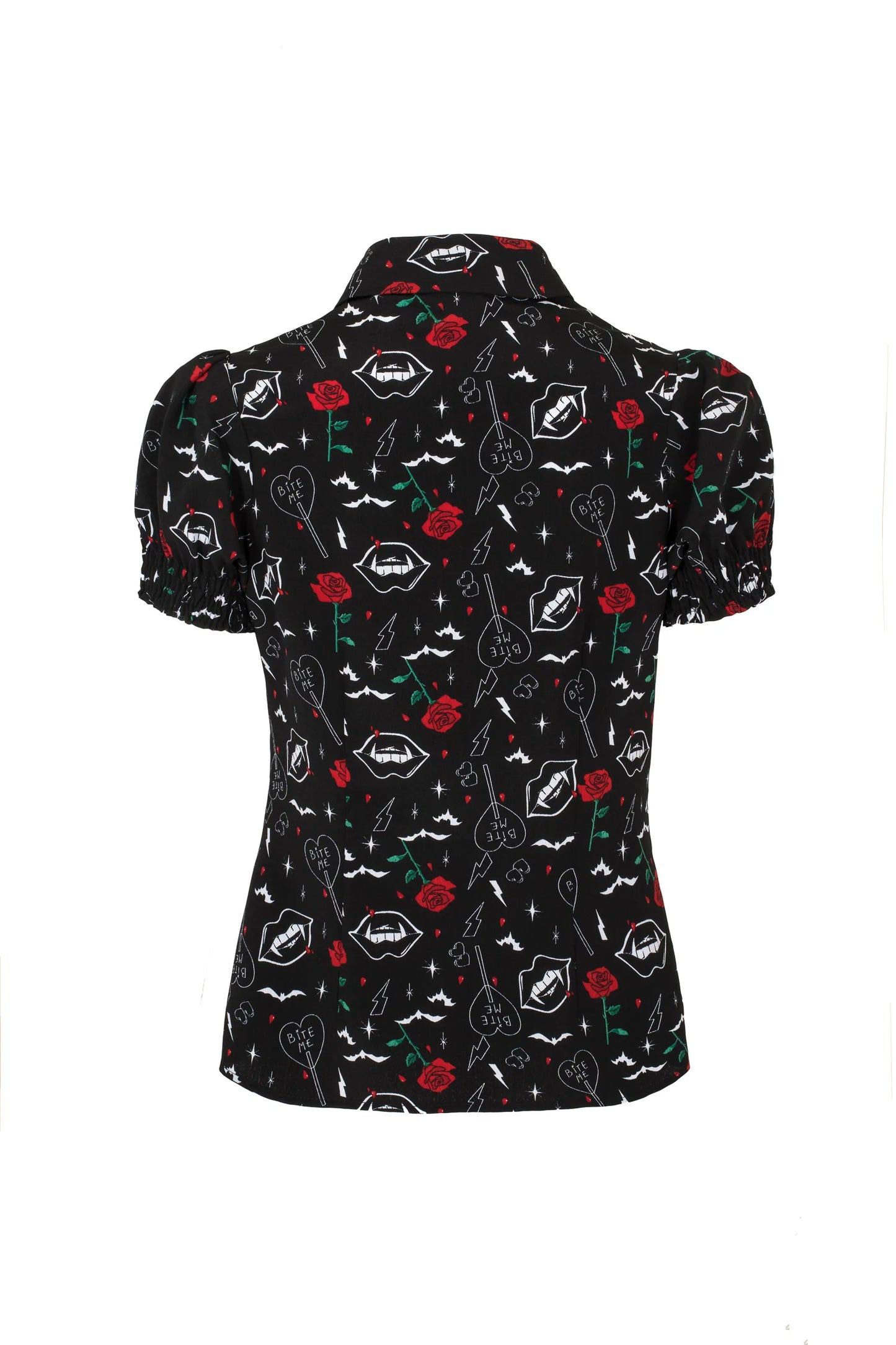 Blusa con estampado de rosas, murciélagos y colmillos.