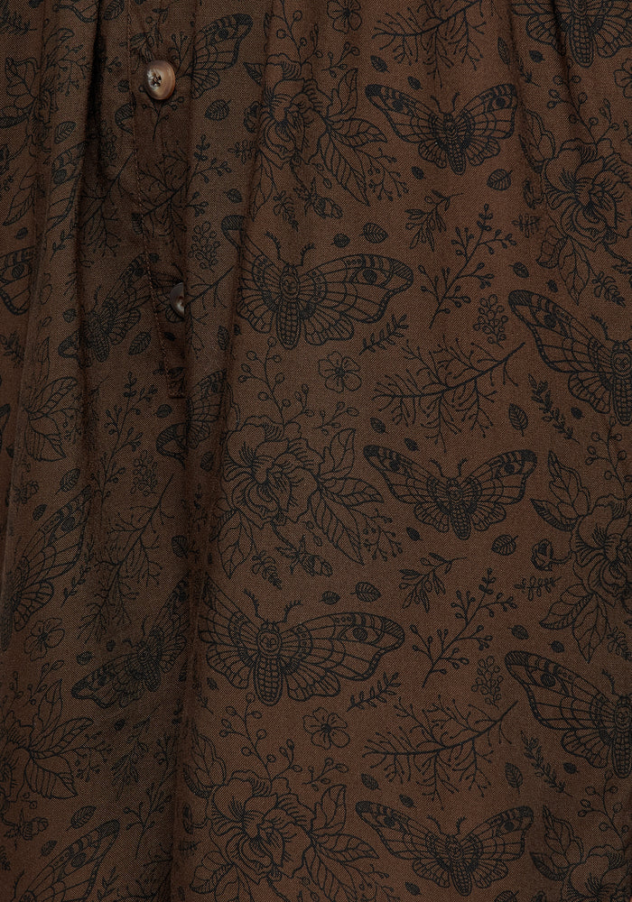 Detalle del estampado de polillas y rosas del Rosamoth Cami Playsuit de Disturbia