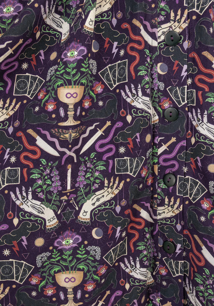 Detalle del estampado esotérico con símbolos místicos del vestido Modern Mystic.