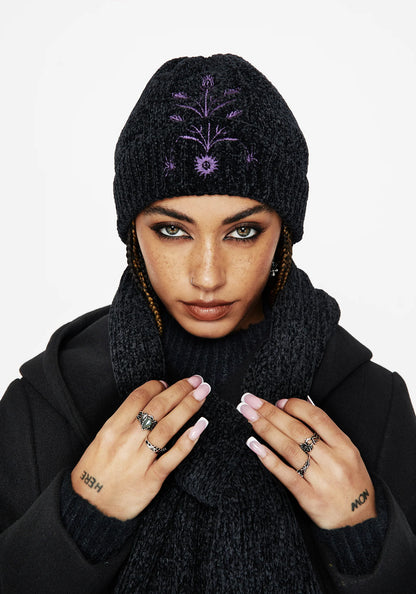Cybele Chenille Hat negro de chenilla con bordado floral morado de Disturbia