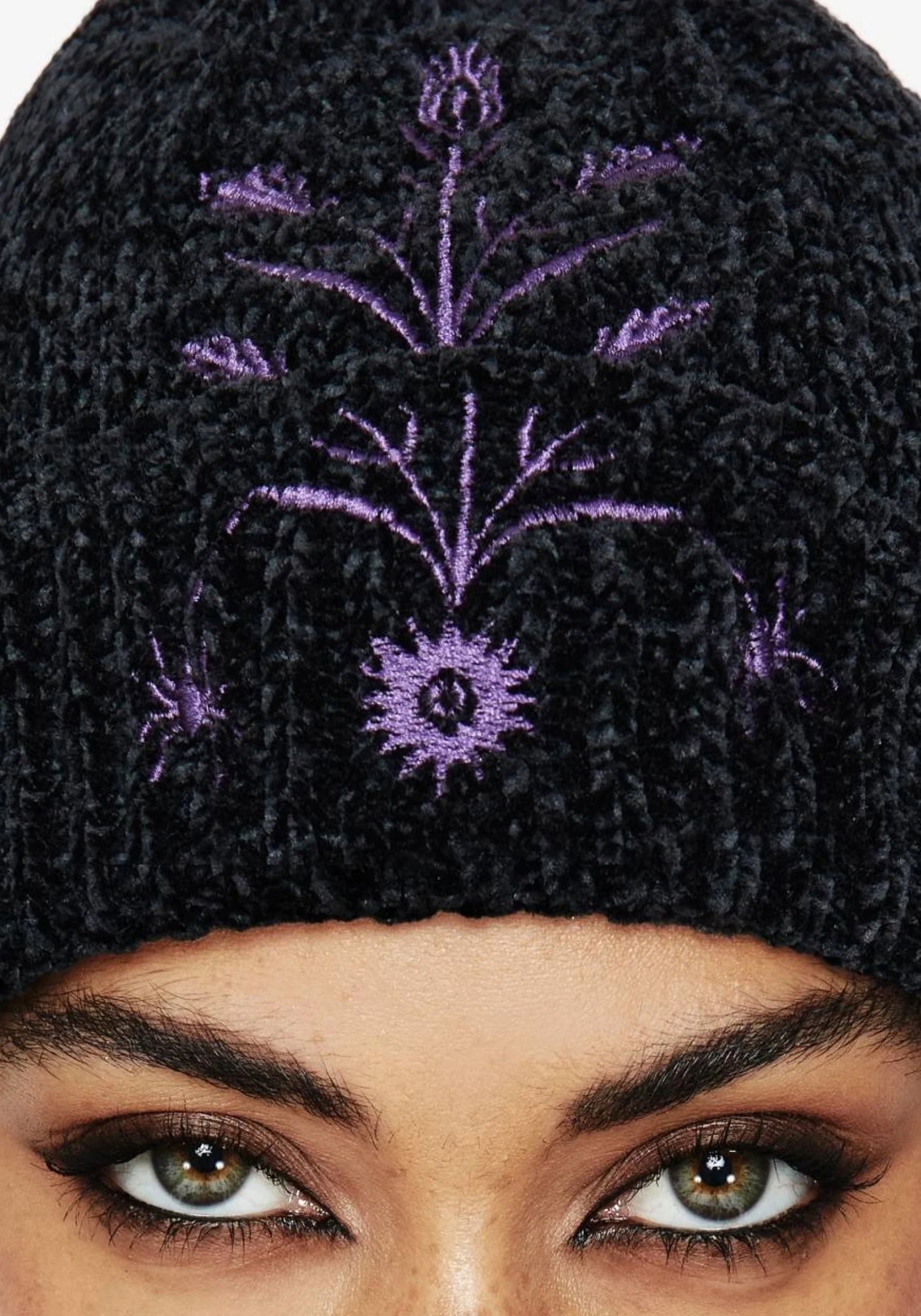 Detalle del bordado floral morado del Cybele Chenille Hat de Disturbia
