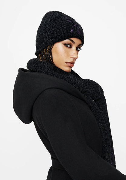Vista lateral Cybele Chenille Hat negro de chenilla con bordado floral morado de Disturbia