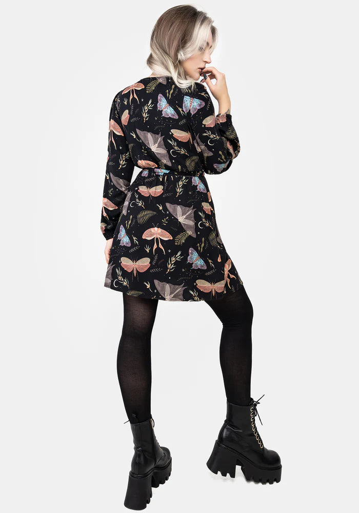 Vestido mini cruzado con estampado de polillas