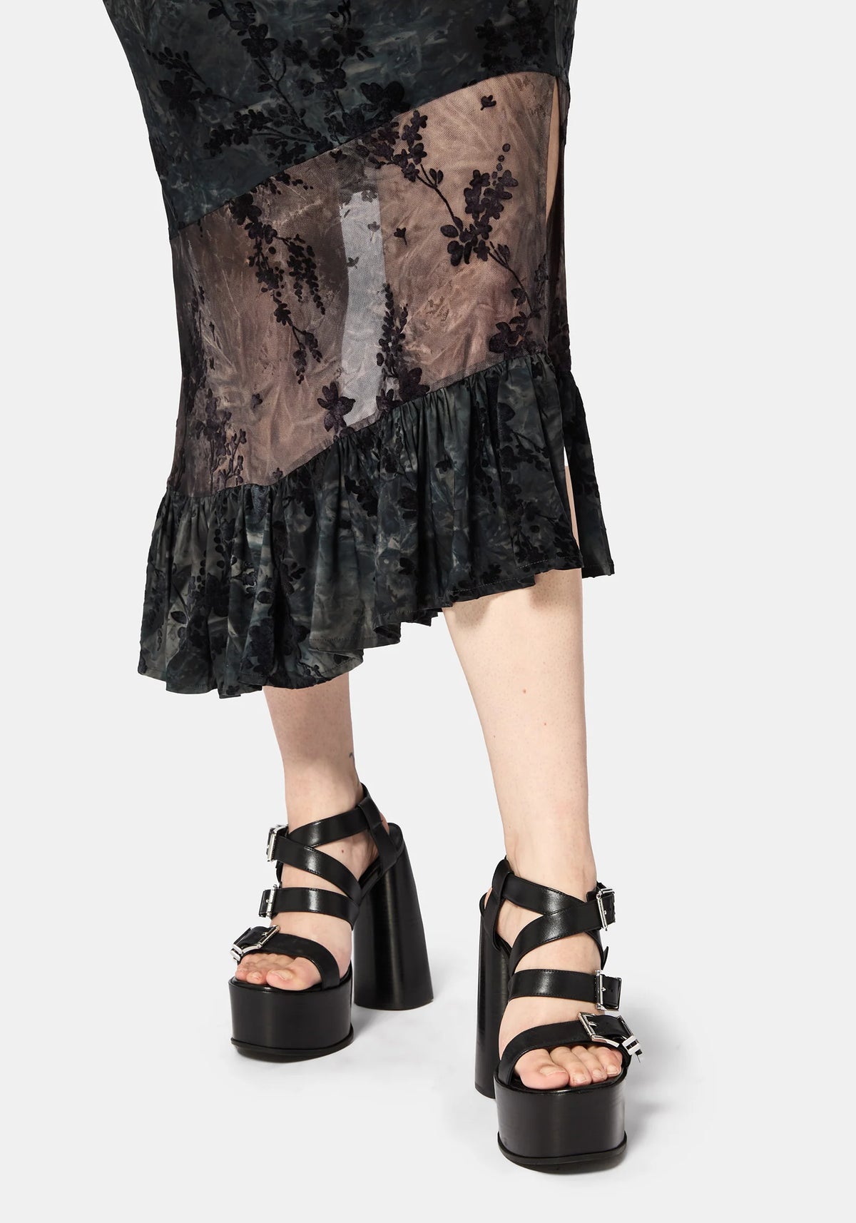 Detalle del estampado floral aterciopelado y paneles de malla de la Maeira Tiered Grey Flocked Midaxi Skirt de Disturbia