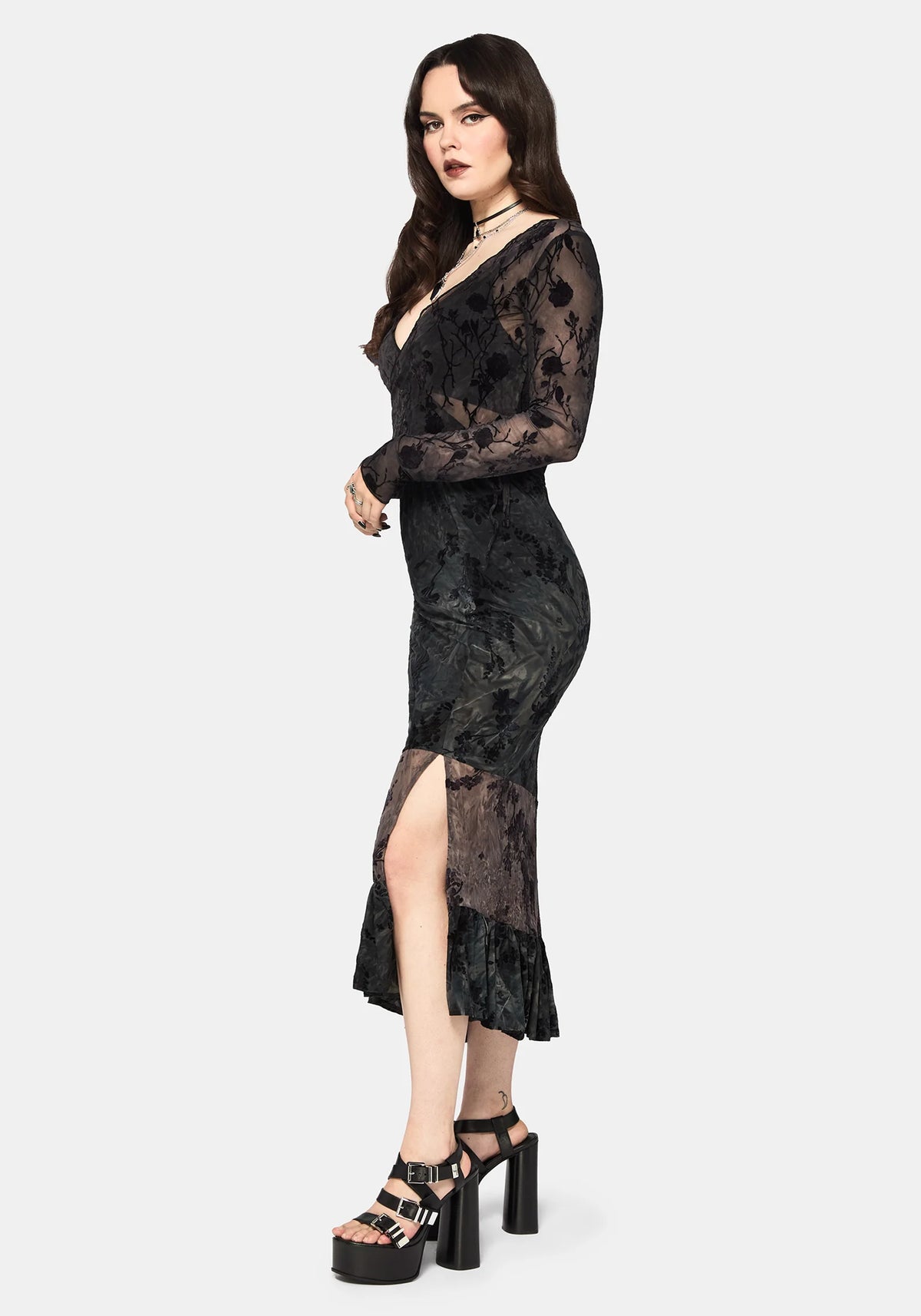 Vista lateral Maeira Tiered Grey Flocked Midaxi Skirt gris con paneles de malla y estampado floral aterciopelado de Disturbia