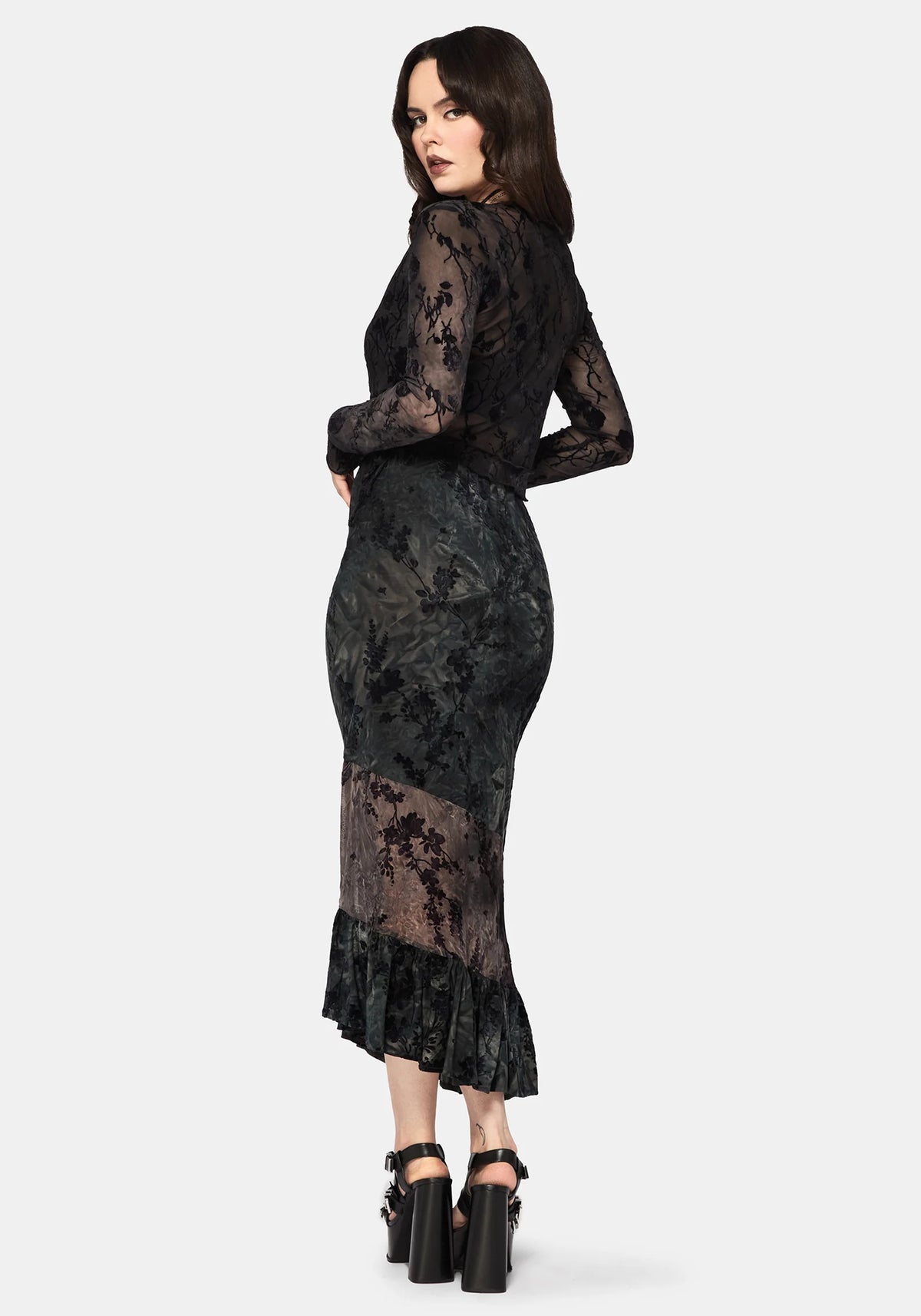 Vista trasera Maeira Tiered Grey Flocked Midaxi Skirt gris con paneles de malla y estampado floral aterciopelado de Disturbia