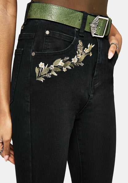 Detalle de los bordados de lunas y flores de los Abundance Embroidered Denim Skinny Jean de Disturbia