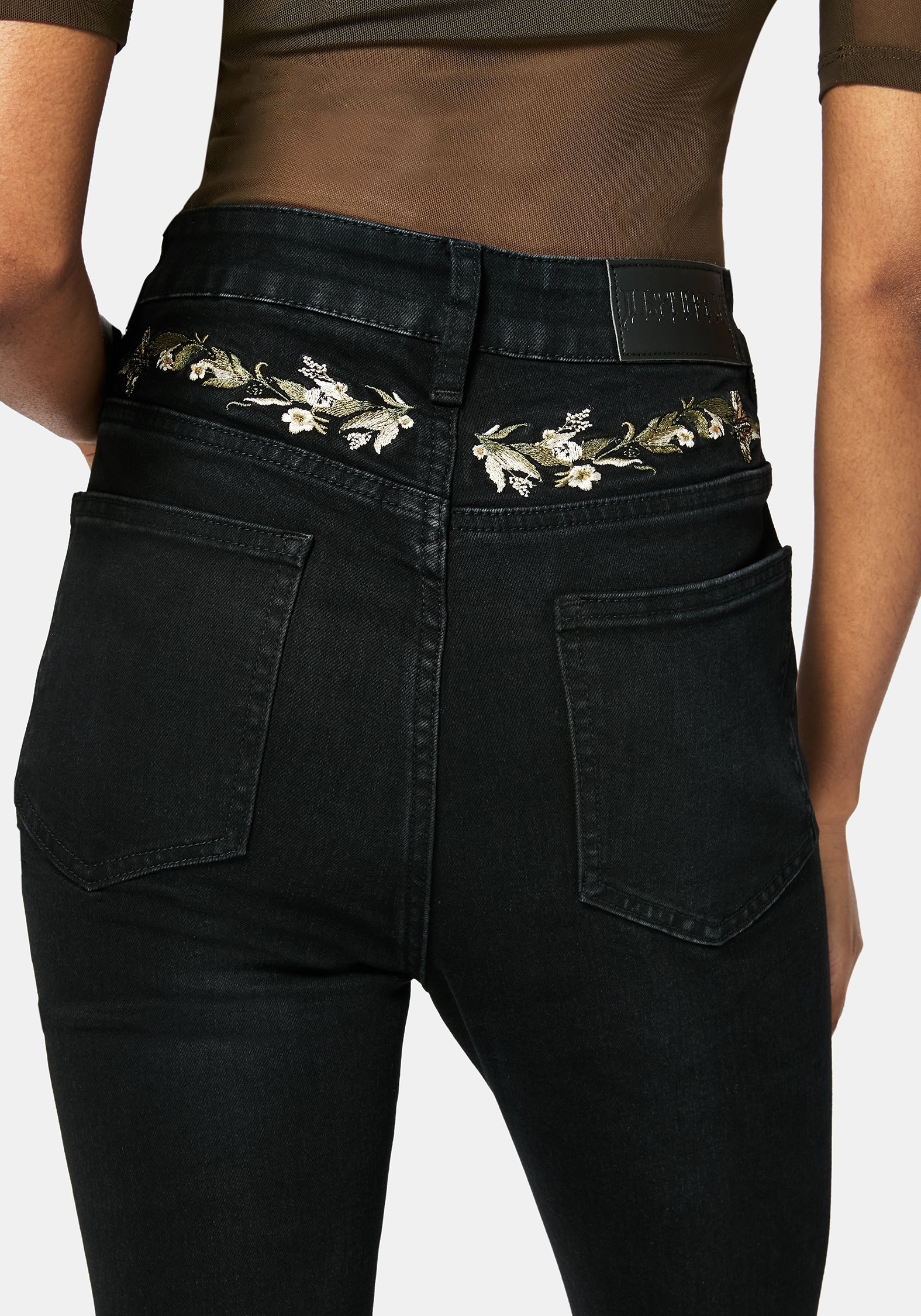 Detalle  traseros de los bordados de lunas y flores de los Abundance Embroidered Denim Skinny Jean de Disturbia