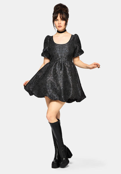 Nocturna Jacquard Scoop Neck Puffball Mini Dress azul gris con estampado floral jacquard de Disturbia