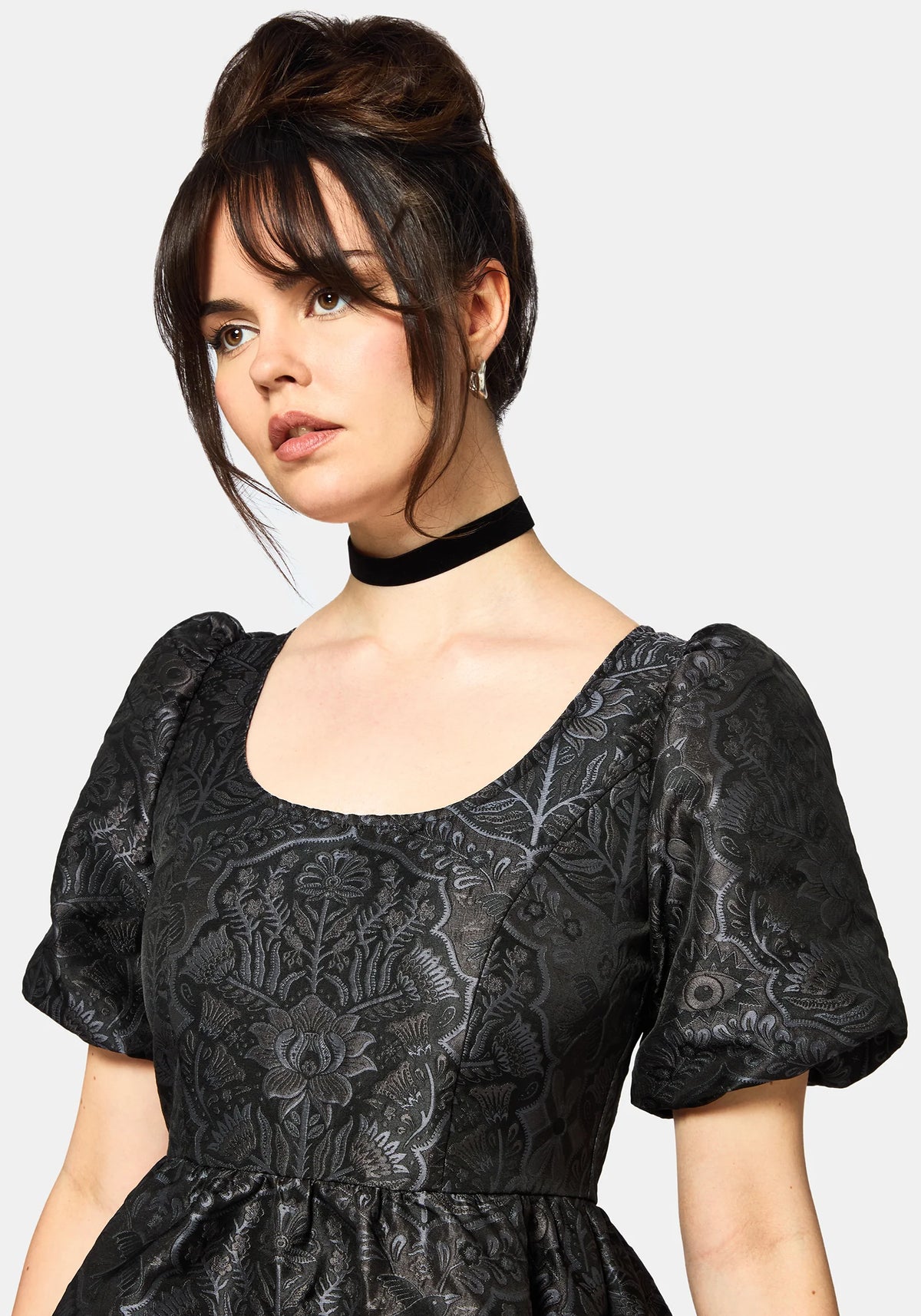 Detalle del tejido jacquard floral del Nocturna Jacquard Scoop Neck Puffball Mini Dress de Disturbia