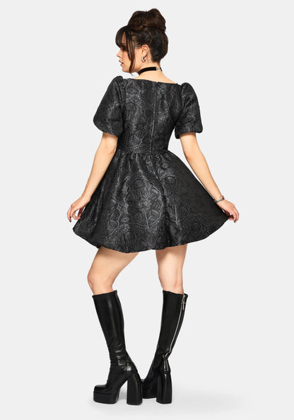 Vista trasera Nocturna Jacquard Scoop Neck Puffball Mini Dress azul gris con estampado floral jacquard de Disturbia