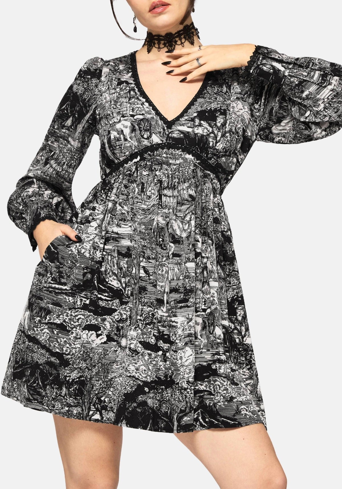 Nara Boudicca Printed Mini Dress negro con estampado místico en blanco y negro de Disturbia