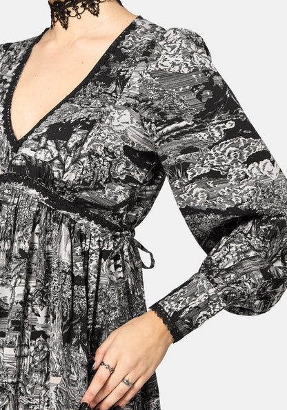 Modelo usando el Nara Boudicca Printed Mini Dress de Disturbia