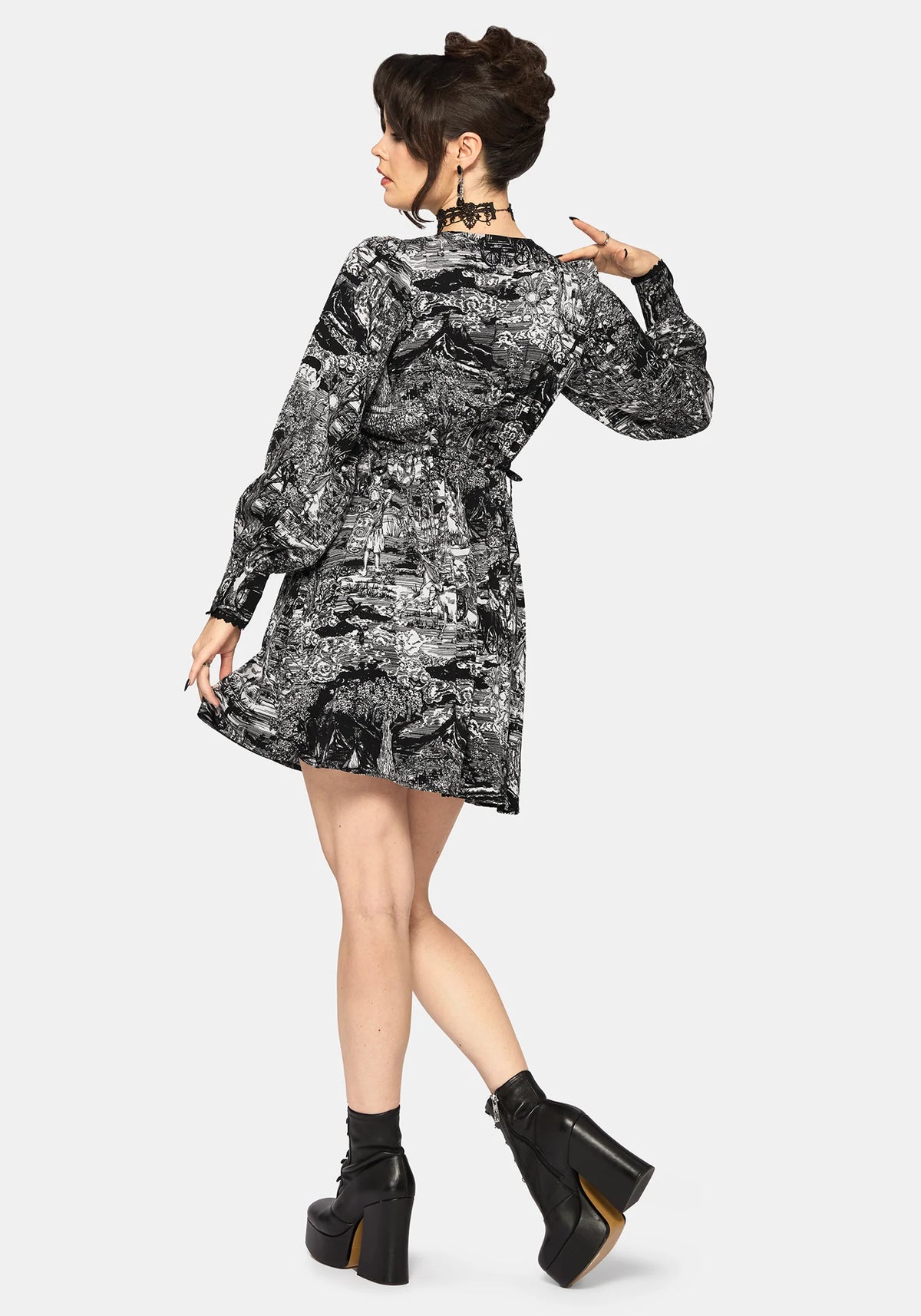 Vista traseraNara Boudicca Printed Mini Dress negro con estampado místico en blanco y negro de Disturbia