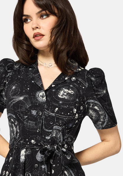 Detalle de las mangas abullonadas y la cinturilla del Elise Celestial Print Puff Sleeve Midaxi Shirt Dress de Disturbia