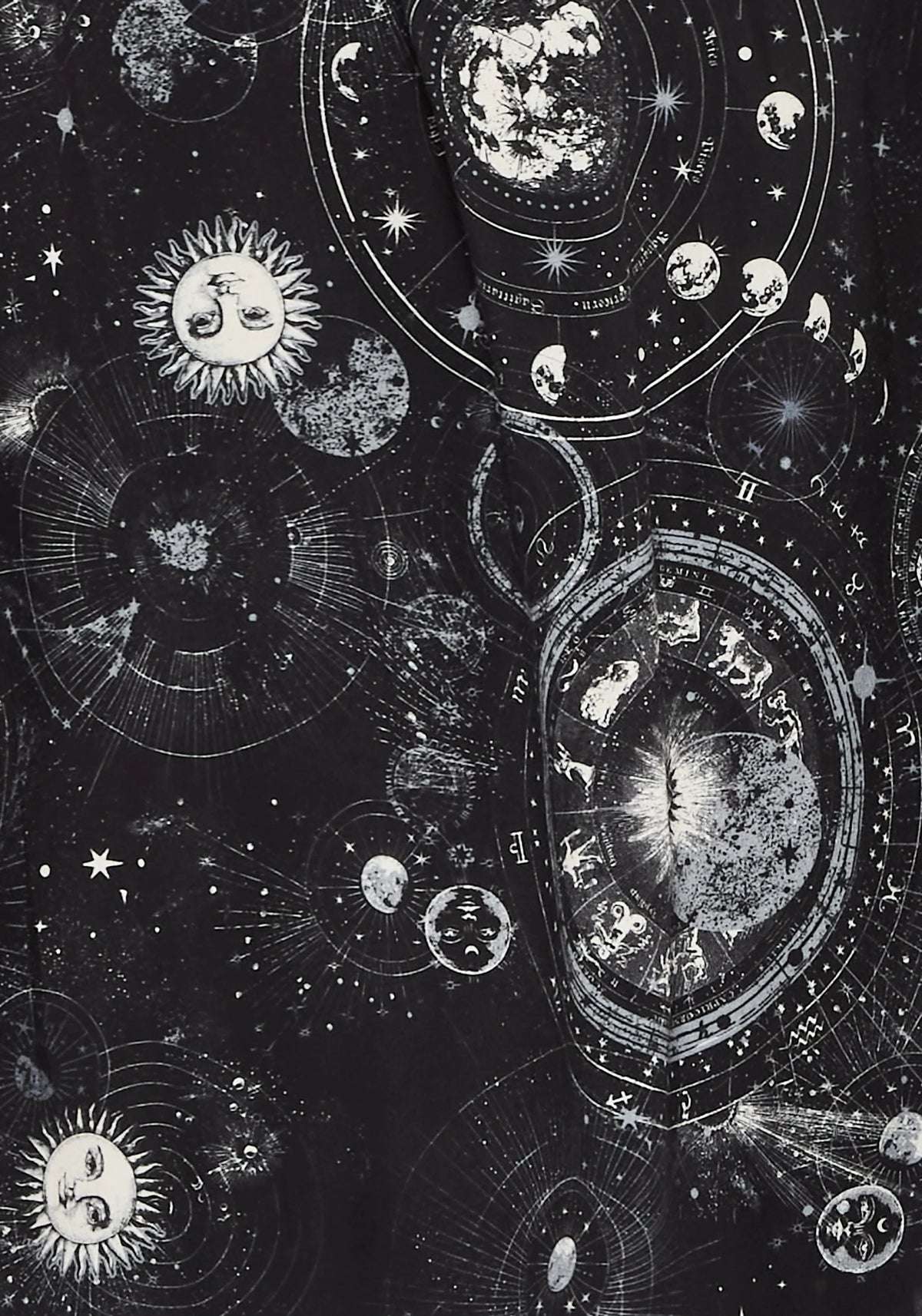 Detalle del estampado celestial y mangas abullonadas del Elise Celestial Print Puff Sleeve Midaxi Shirt Dress de Disturbia