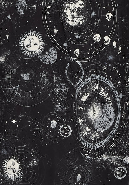 Detalle del estampado celestial y mangas abullonadas del Elise Celestial Print Puff Sleeve Midaxi Shirt Dress de Disturbia