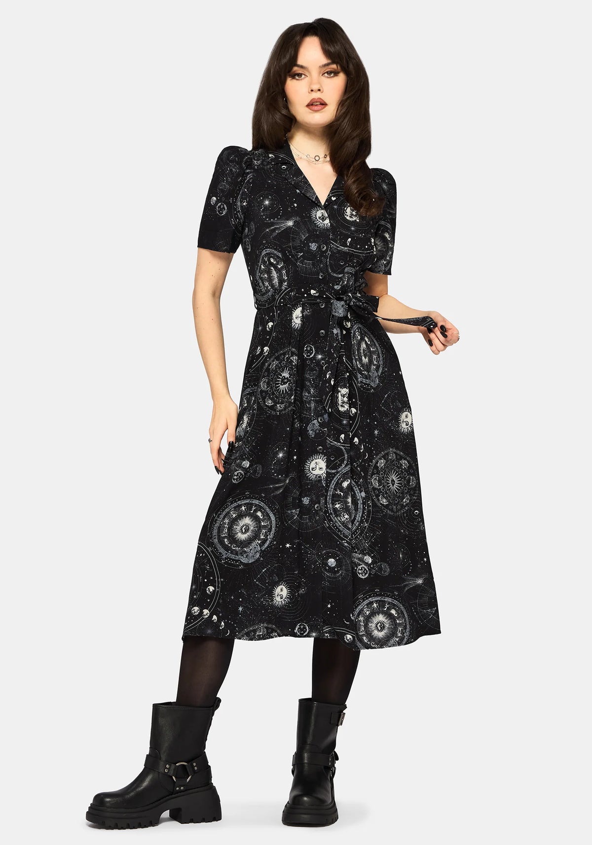 Vestido Elise Celestial Print Puff Sleeve Midaxi Shirt Dress negro con estampado celestial de Disturbia