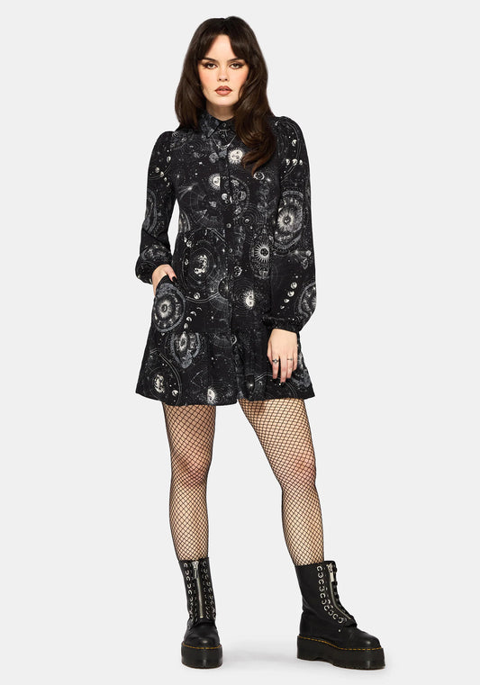 Elise Celestial Print Mini Shirt Dress negro con estampado celestial de Disturbia