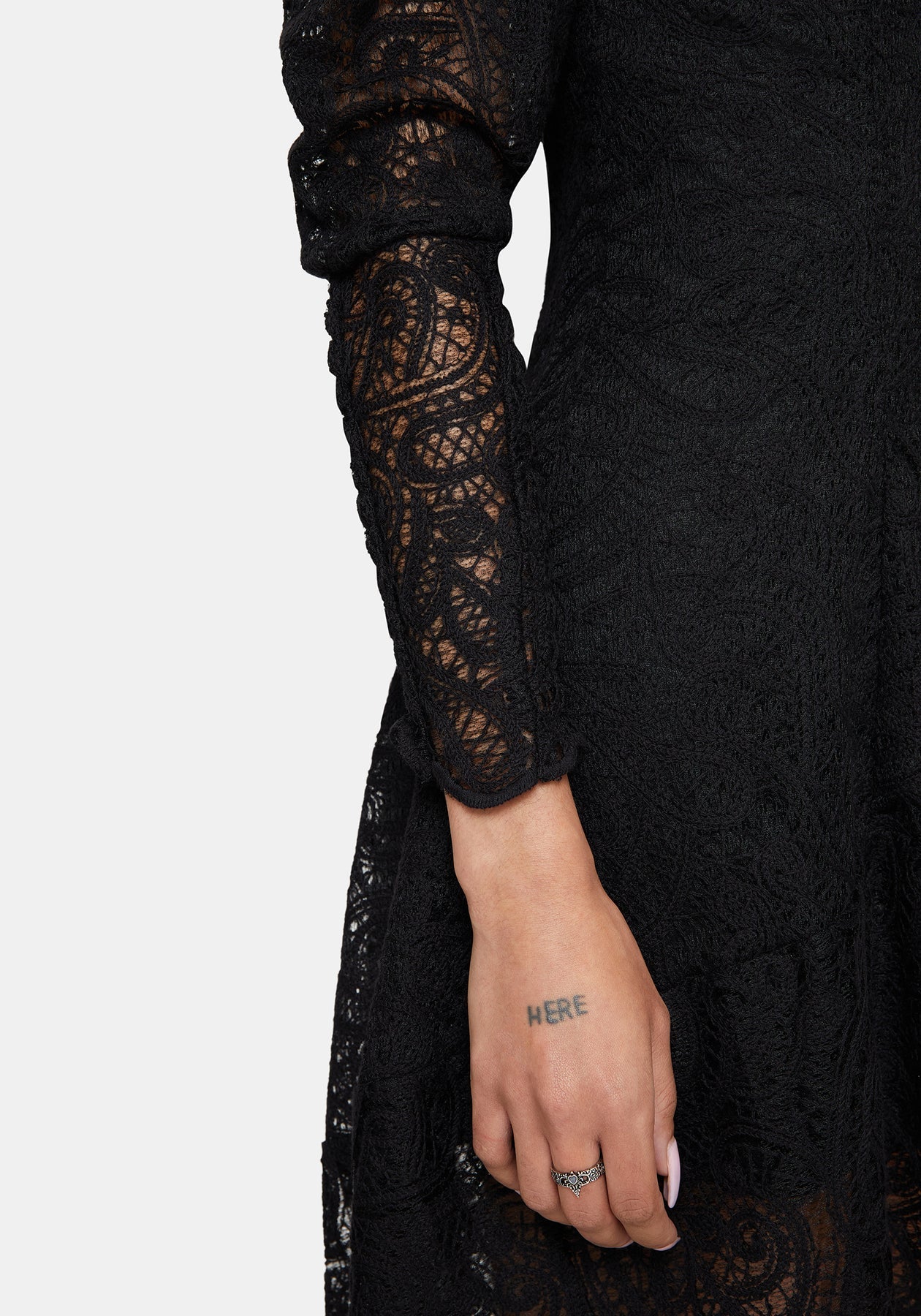 Detalle del encaje floral del Lyra High Neck Lace Mini Dress de Disturbia