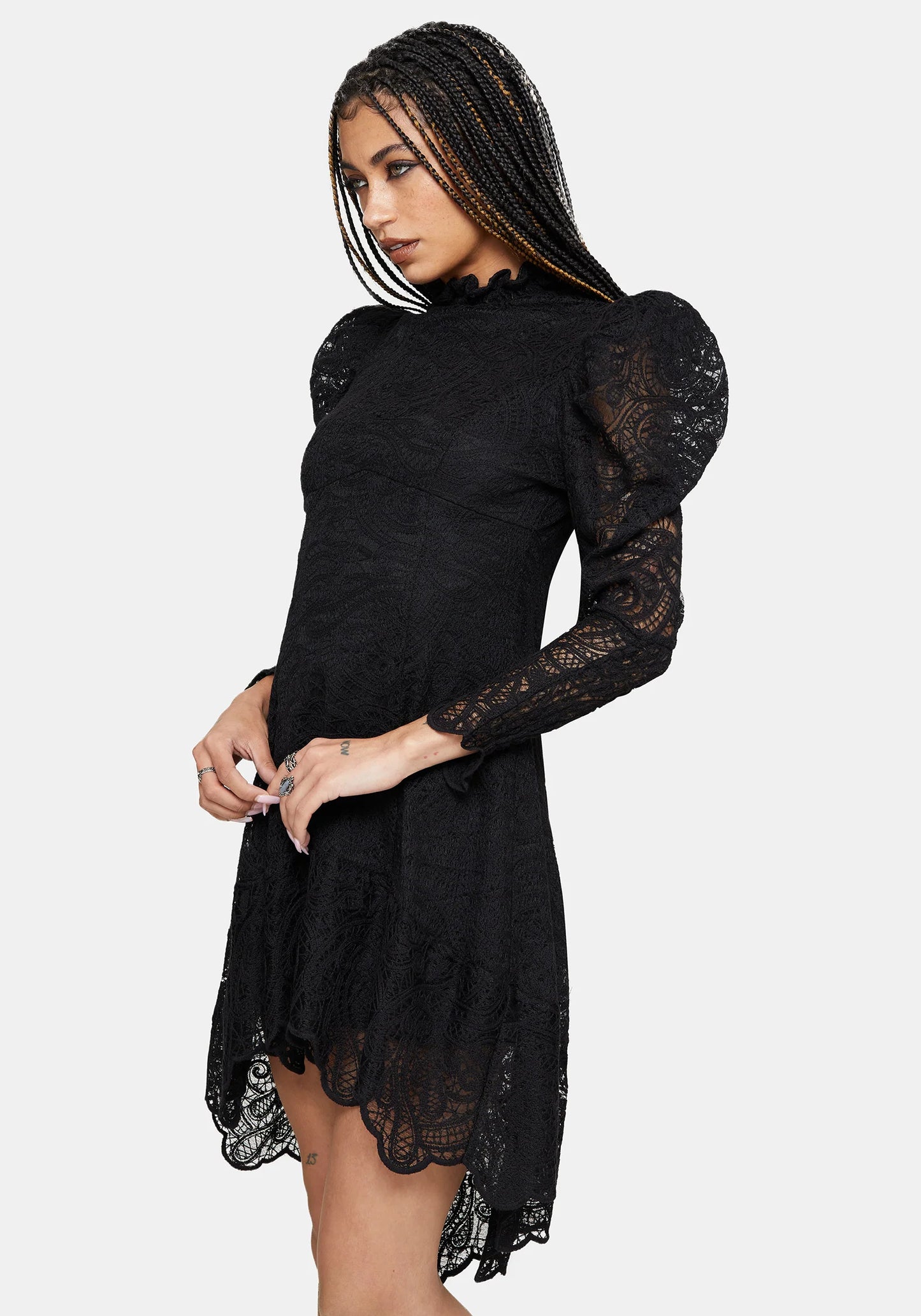 Vista lateral Lyra High Neck Lace Mini Dress negro de encaje con cuello alto y mangas abullonadas de Disturbia