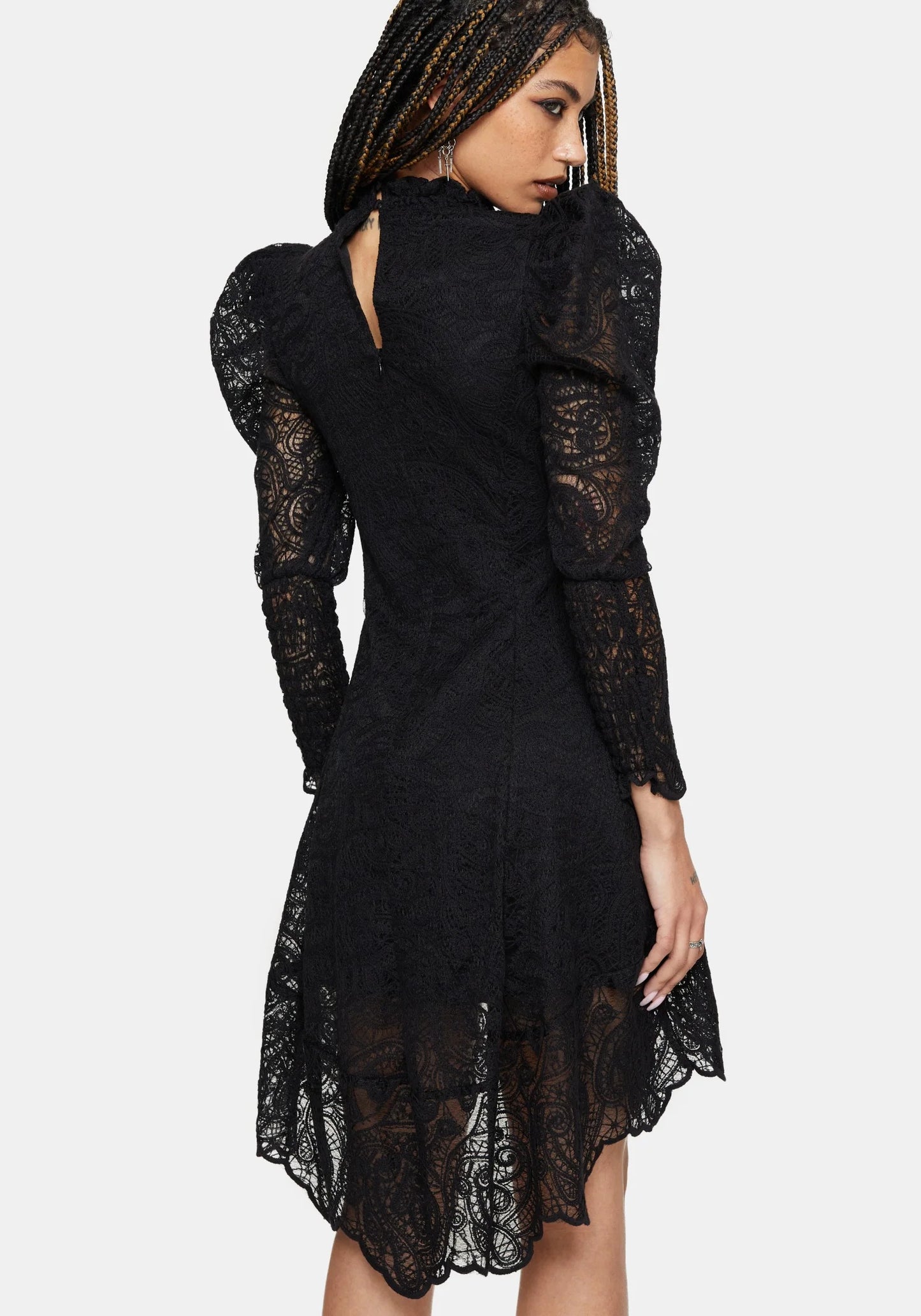 Vista trasera Lyra High Neck Lace Mini Dress negro de encaje con cuello alto y mangas abullonadas de Disturbia