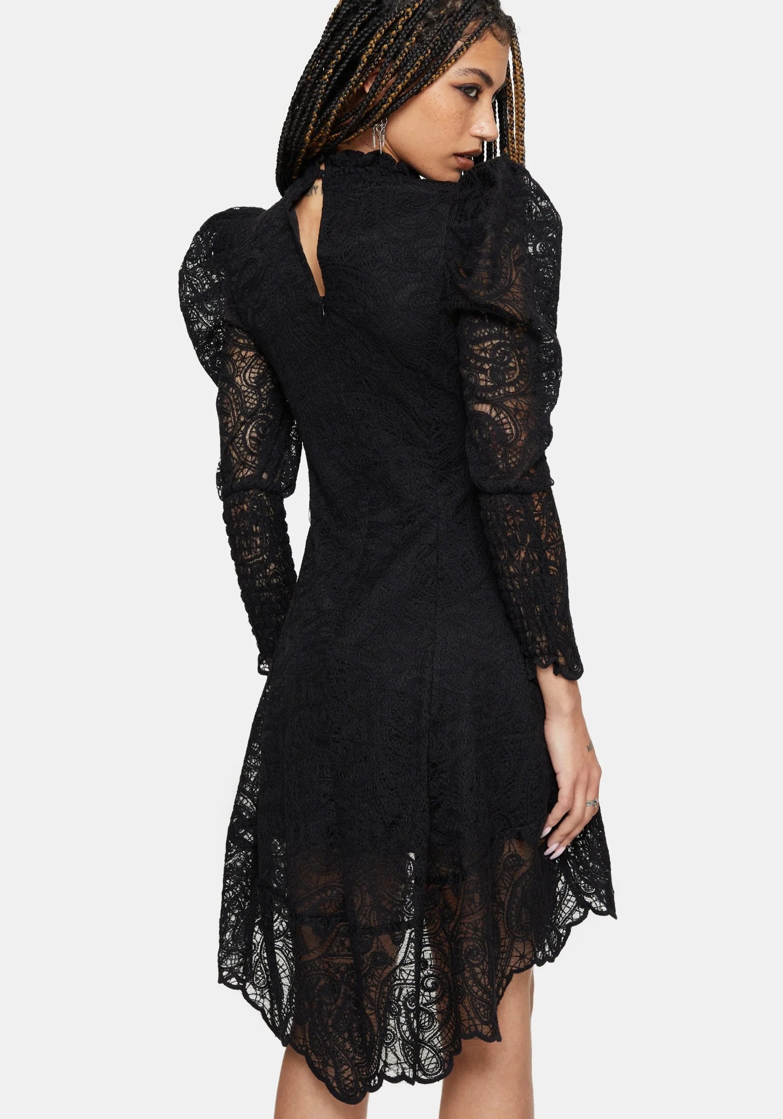 Vista trasera Lyra High Neck Lace Mini Dress negro de encaje con cuello alto y mangas abullonadas de Disturbia