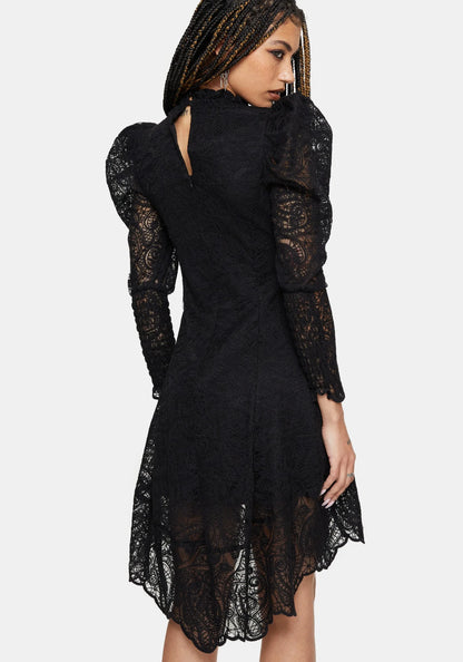 Vista trasera Lyra High Neck Lace Mini Dress negro de encaje con cuello alto y mangas abullonadas de Disturbia