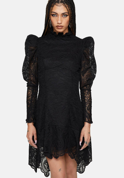 Lyra High Neck Lace Mini Dress negro de encaje con cuello alto y mangas abullonadas de Disturbia