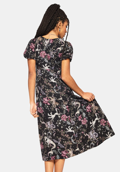 Vista trasera Vestido midi Merunicorn Enchanted Forest Print Puff Sleeve con estampado de sirenas y unicornios de Disturbia