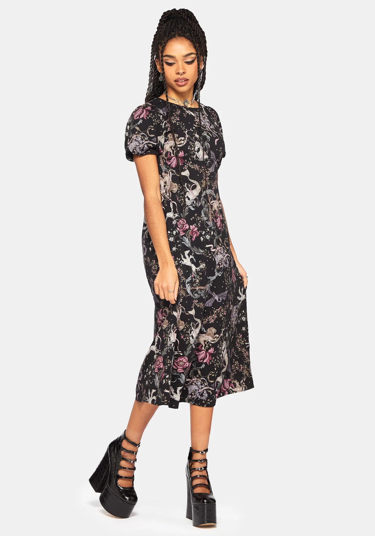 Vista lateral Vestido midi Merunicorn Enchanted Forest Print Puff Sleeve con estampado de sirenas y unicornios de Disturbia