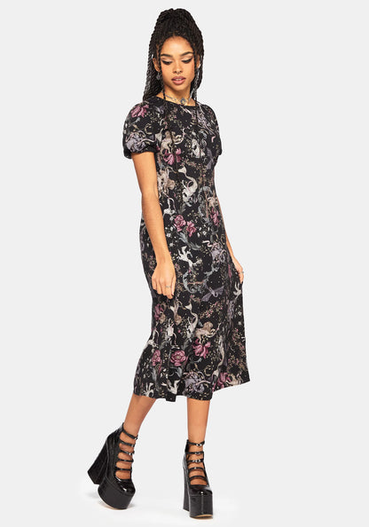 Vista lateral Vestido midi Merunicorn Enchanted Forest Print Puff Sleeve con estampado de sirenas y unicornios de Disturbia