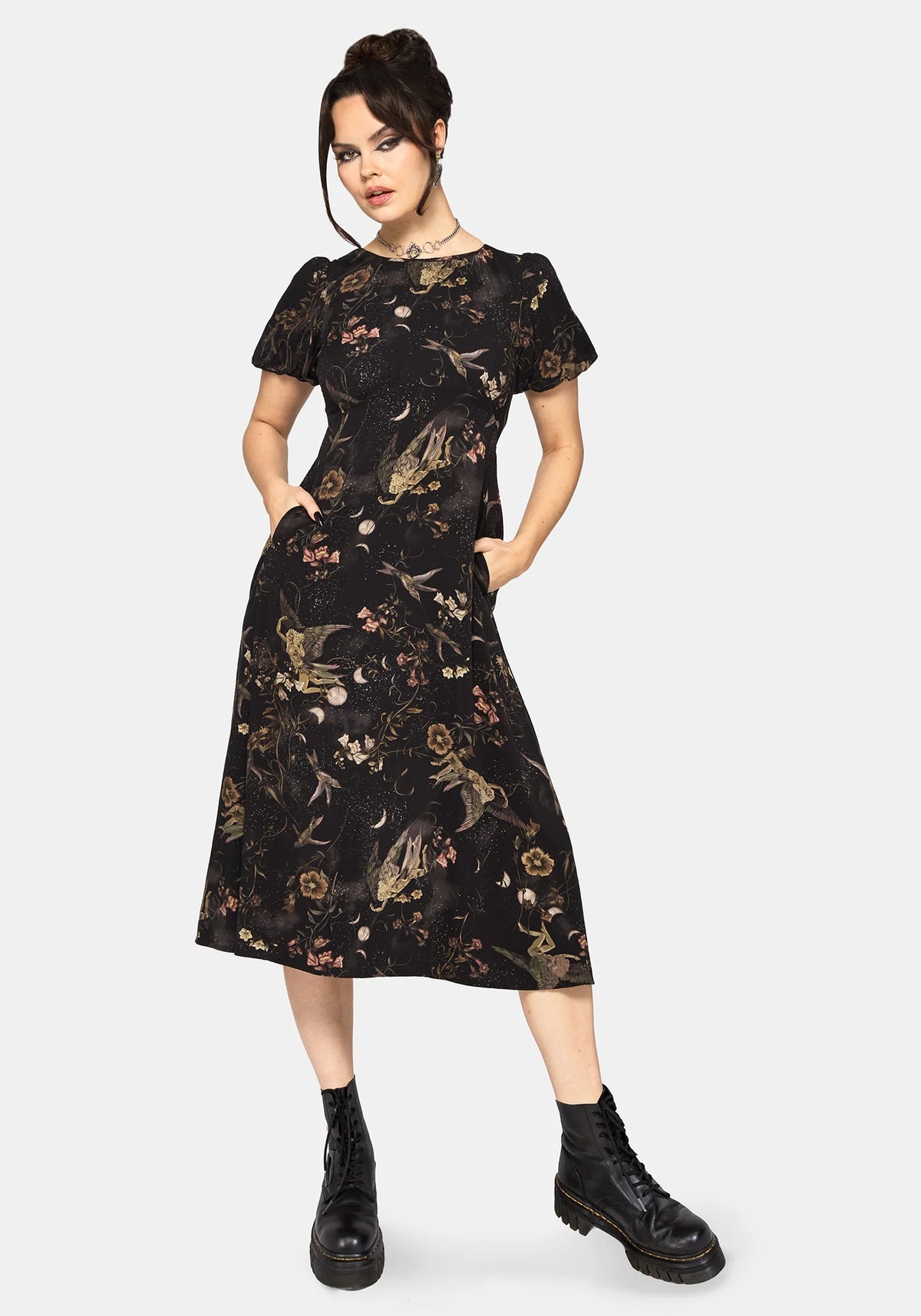 Harpyiai Print Puff Sleeve Midi Dress negro con estampado de hadas, flores y lunas de Disturbia