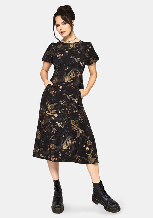 Harpyiai Print Puff Sleeve Midi Dress negro con estampado de hadas, flores y lunas de Disturbia