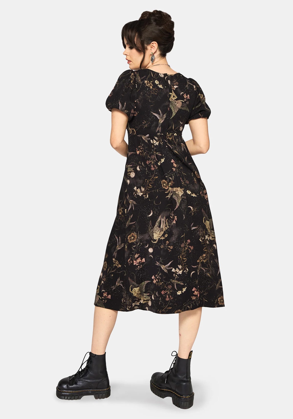 Vista trasera Harpyiai Print Puff Sleeve Midi Dress negro con estampado de hadas, flores y lunas de Disturbia
