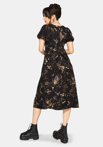 Vista trasera Harpyiai Print Puff Sleeve Midi Dress negro con estampado de hadas, flores y lunas de Disturbia