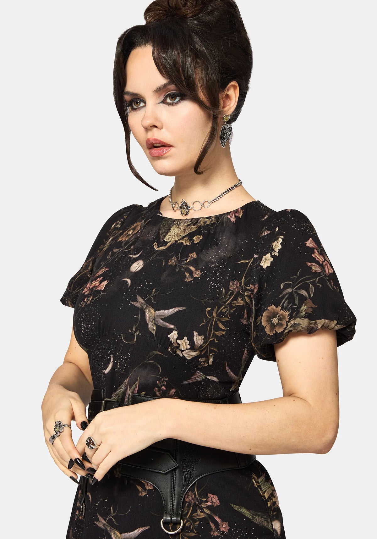Modelo usando el Harpyiai Print Puff Sleeve Midi Dress de Disturbia