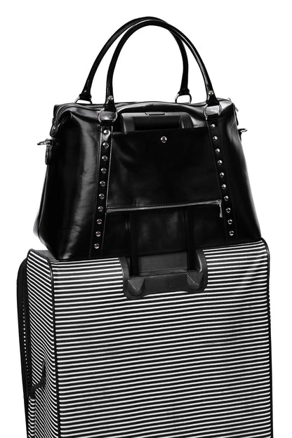 Umbra Travel Bag de FOXBLOOD sujeto a una maleta mediante el bolsillo trasero