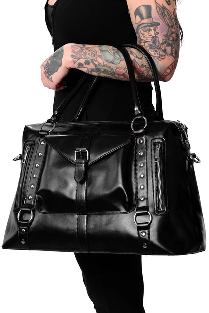 Modelo llevando el Umbra Travel Bag negro de FOXBLOOD