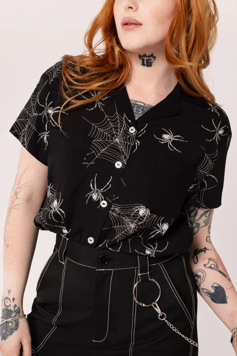 Camisa con estampado de telas de araña