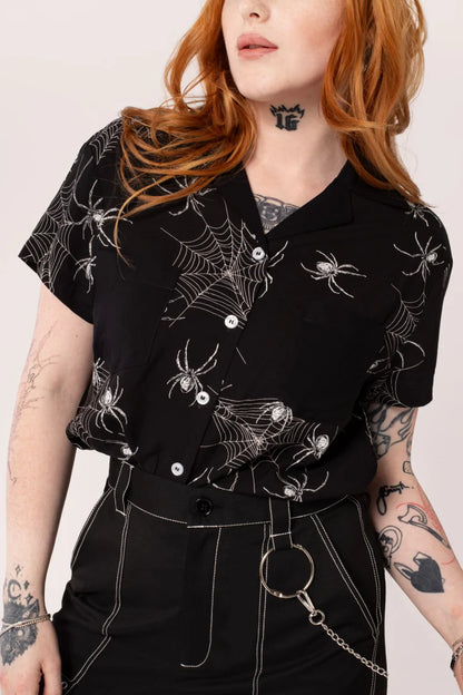 Camisa con estampado de telas de araña
