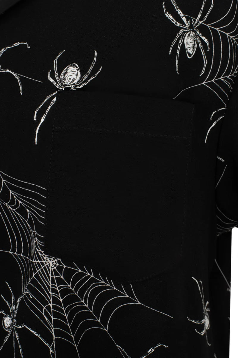 Camisa con estampado de telas de araña