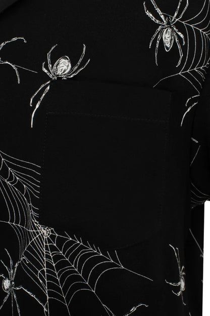 Camisa con estampado de telas de araña