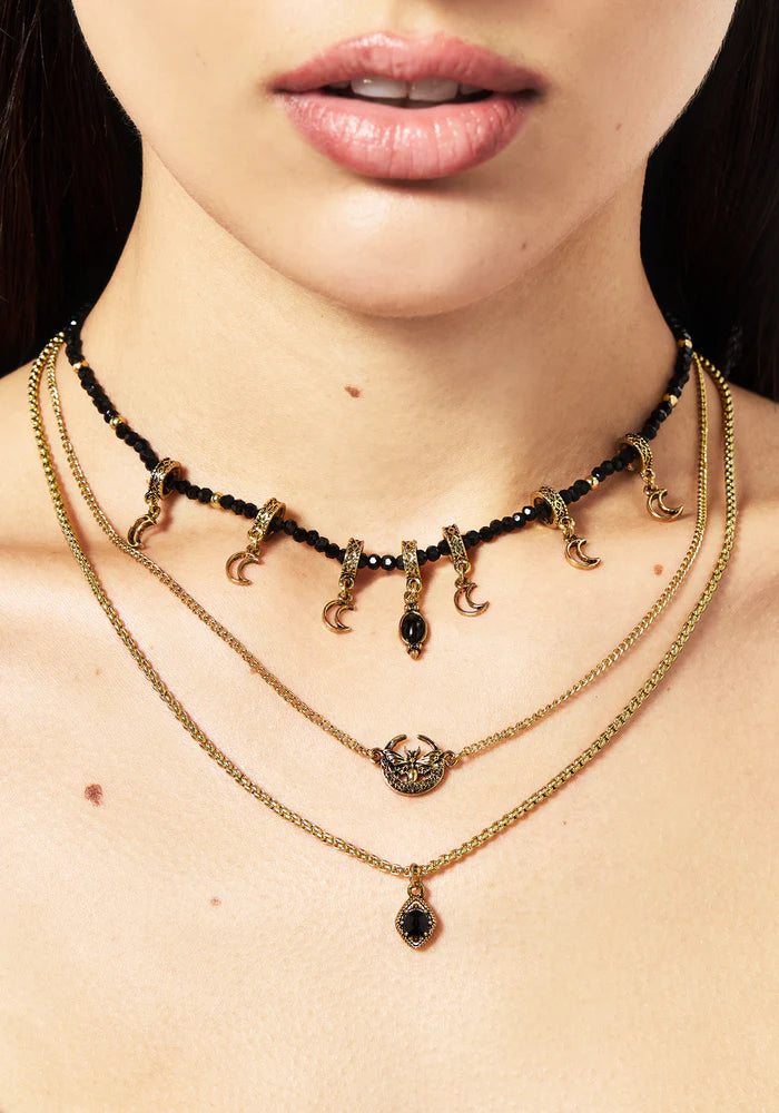 Collar en capas de luna y polilla doradas