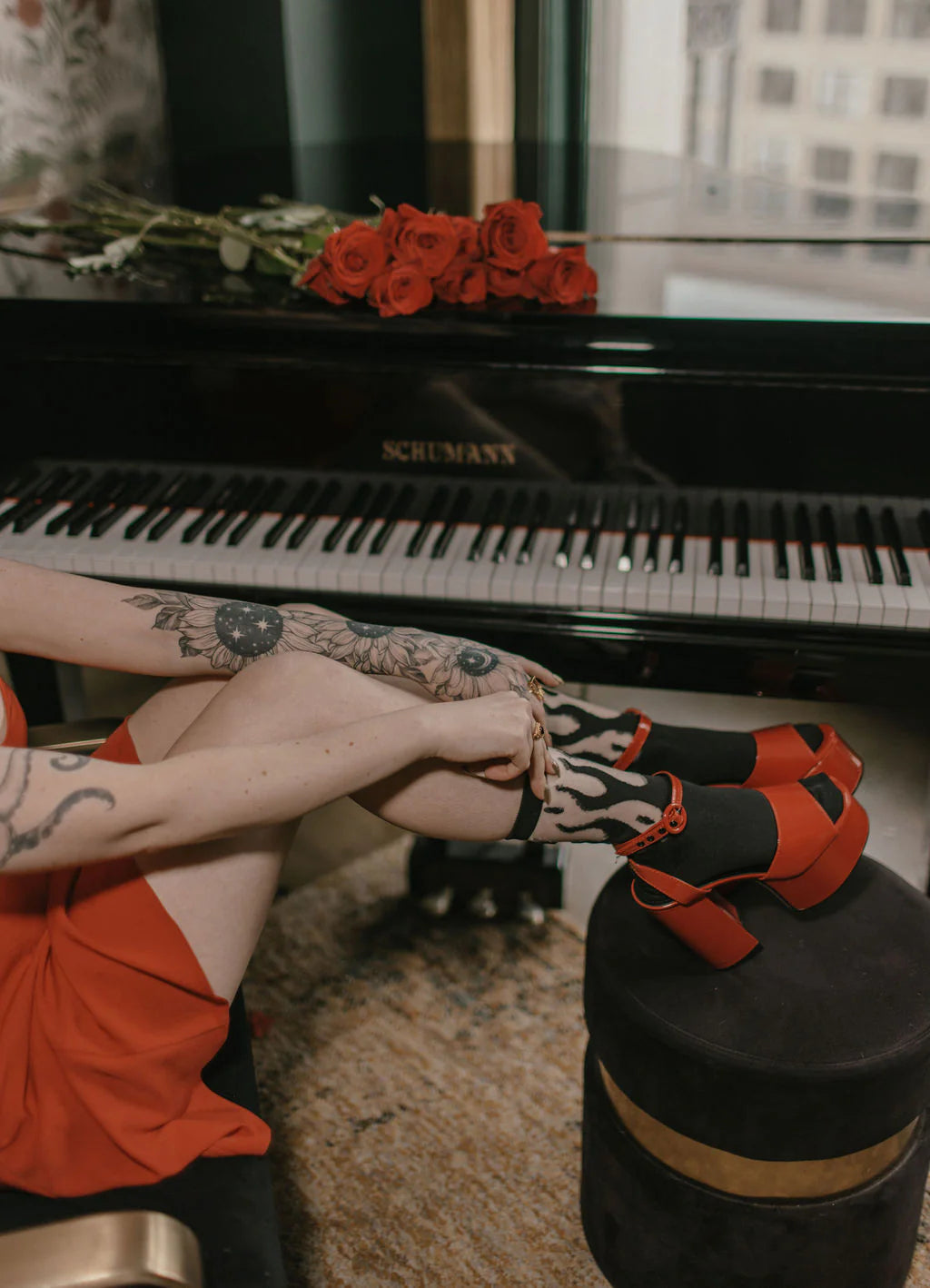 Calcetines transparentes con llamas en negro