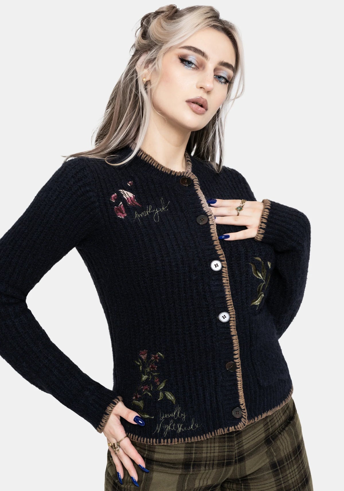 Modelo usando el Ame Embroidered Blanket Stitch Cardigan de Disturbia