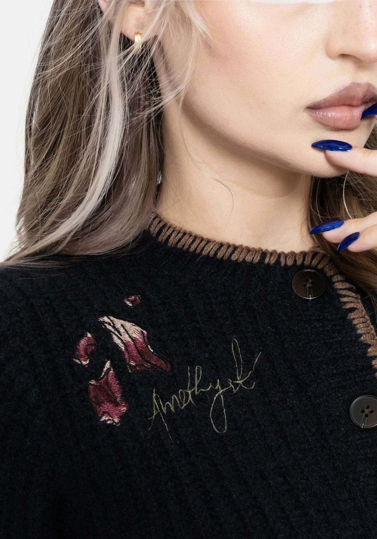 Detalle de los bordados de Baba Yaga y hongos del Ame Embroidered Blanket Stitch Cardigan de Disturbia